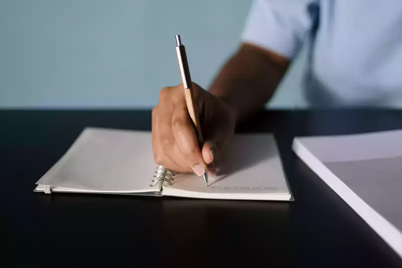 Un homme rédigeant une offre d'emploi